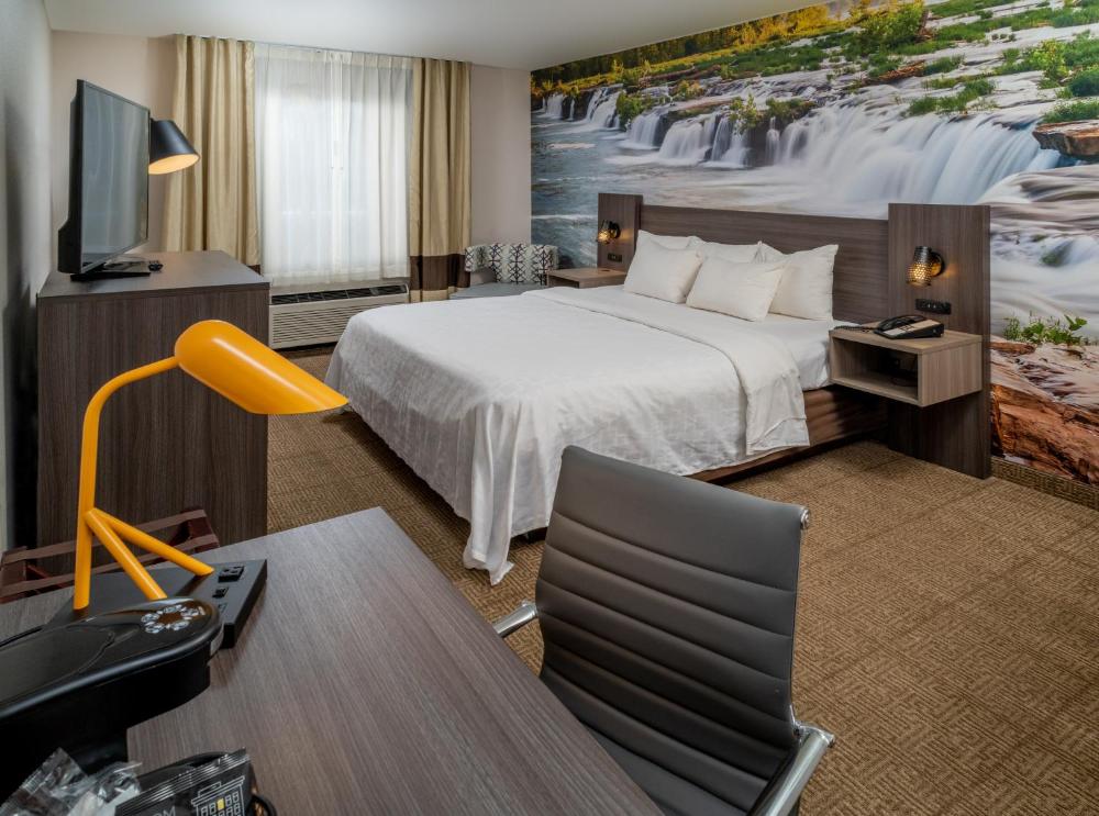 King Room - Accessible/Non-Smoking interior